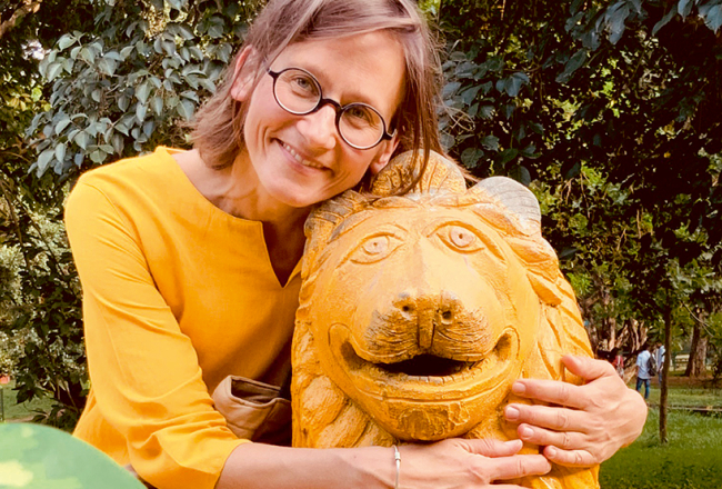 Grāmatu Sibīrijas haiku var lasīt vairākos slāņos atkarībā no vecuma. «Cilvēki man raksta, ka nav varējuši bērniem to līdz galam izlasīt, jo sākuši raudāt, bet bērni prasījuši: «Kāpēc tu raudi?» Bērni neraudāja, viņi tur bija sadzirdējuši kādu citu stāstu nekā pieaugušie.»
Foto no personīgā arhīva