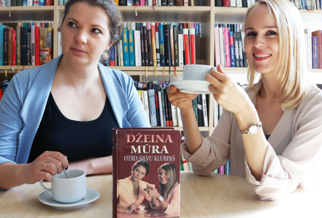 Ideja par izaicinājumu Atdzīvini grāmatu — interpretē vāku! radās Latgales Centrālās bibliotēkas bibliotekārei Tatjanai Tukānei (no kreisās), bet pirmās vāku interpretācijas radīja viņas kolēģe Inga Gedžūne.
Foto no Ingas Gedžūnes arhīva