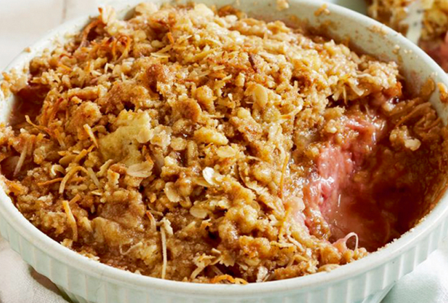 Ābolu un rabarberu crumble