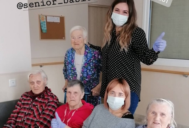 Frizieres (ar sejas maskām) senioru mītnē Babītē kopā ar savām klientēm. Foto no Instagram