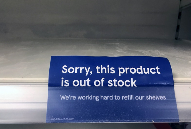 Tukšajā miltu plauktā Londonas "Tesco" veikalā 15.aprīlī uzraksts vēsta atvainošanos, ka produkti ir beigušies. Latvijā veikalu plaukti nav tukši. Foto: Scanpix/LETA