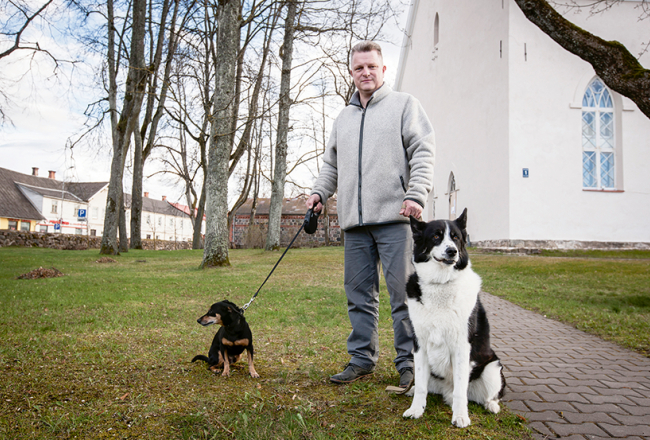«Esmu lepns par Latviju,» paziņo Deivids. «Iedzīvotāji ir tik apzinīgi un pacietīgi! Šobrīd dzīvojam tādā salauztā pasaulē, vislielākā problēma ir bailes. Manai ģimenei un draugiem palīdz ticība. Es viņiem saku, ka ne jau Dievs ir šo visu sastrādājis, bet cilvēki.»
Foto — Ieva Salmane