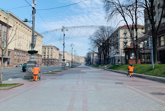 Parasti dzīvā Kijevas sirds iela - Kreščatiks - Covid-19 pandēmijas laikā spocīgi tukša. Tikai divi pilsētas servisa darbinieki. Foto: Aleksis Babuškins