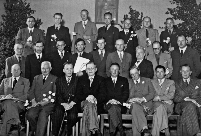Grāmatizdevēji, literāti un mākslinieki 1942.—1944. gadā. Rets fotouzņēmums, kurā vienkopus redzamas arī rakstā minētās latviešu kultūras personības. Pirmajā rindā no kreisās: Ludolfs Liberts, Ansis Auziņš, Pēteris Mantnieks, Arturs Bērziņš, Arvīds Mālītis, Kārlis Skalbe, Helmārs Rudzītis. Otrajā rindā no kreisās: (2.) Edgars Ķiploks, (5.) Ilmārs Roze, (6.) Jānis Kadilis, (7.) Indriķis Zeberiņš. Trešajā rindā otrais no kreisās Kārlis Sūniņš. K. Rakes foto.
LU Akadēmiskās bibliotēkas Misiņa bibliotēkas Retumu krājums