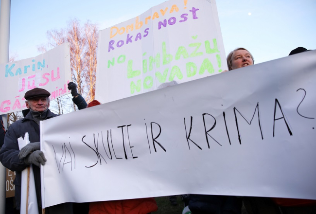 Pie Saulkrastu kultūras centra Zvejniekciemā šogad protestēja iedzīvotāji pret Vidrižu pagasta un Skultes pagasta pievienošanu Saulkrastu novadam. Foto: Ieva Leiniša, LETA