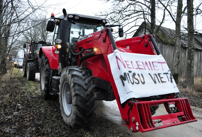 Lauksaimnieki ar smago tehniku protestē pret uzspietu administratīvi teritoriālo reformu. Foto: Ivars Soikāns, LETA