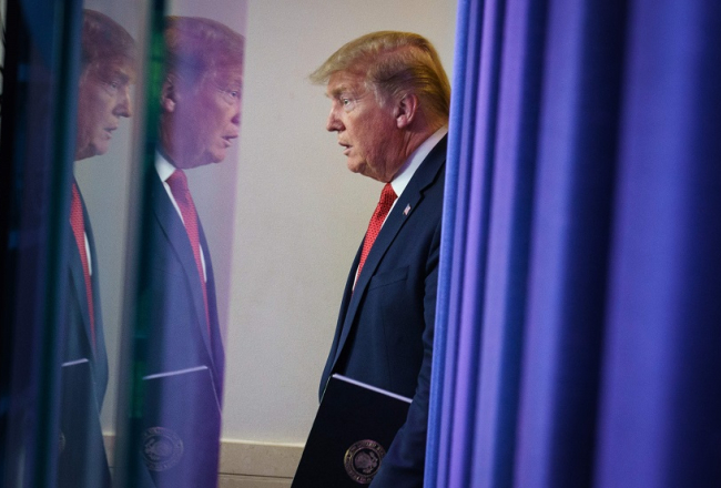 ASV prezidents Donalds Tramps ierodas preses konferencē aprīļa vidū, kurā paziņoja, ka Ķīnā no koronavīrusa miruši vairāk cilvēku nekā Ķīna ziņo oficiāli. Foto: AFP/Scanpix/MANDEL NGAN