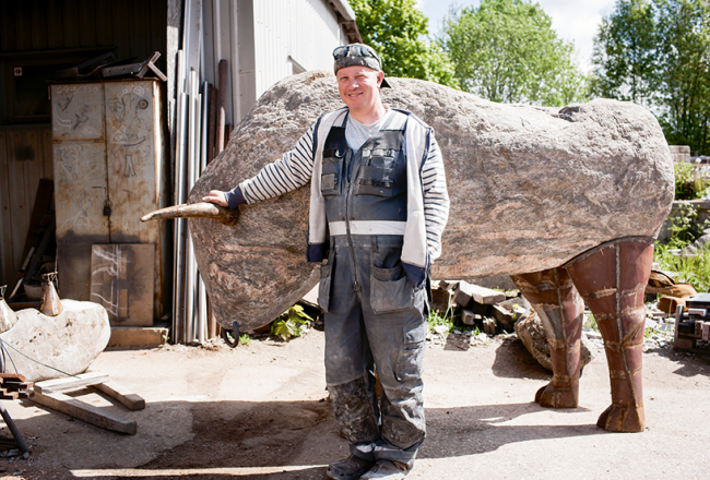 «Turpinu tēva sākto,» saka Artis Kerliņš. «Pēdējo viņš uztaisīja lielu, skaistu mērkaķi novājēšanas centram Cerība resnīšiem Aizputē. Pabeidzu viņa iesākto 2,5 tonnas smago ērgli, ko ar helikopteru cēla augšā uz klints Vegas salā Norvēģijā. Uz Čehiju aizgāja kamielis. Viens mans darbs ir Vācijā.»
Foto — Ieva Salmane