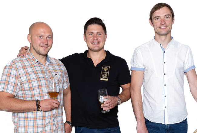 Ilgonis Grēns (pa kreisi), Raimonds Zabarovskis (pa labi), alus darītavas Viedi īpašnieki, un Ilvars Grēns, darītavas vadītājs.
Foto — Lauris Aizupietis