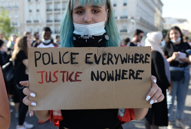 Grieķijas studenti atbalsta protesta akcijā Atēnās pret policijas brutalitāti ASV. Foto: Dimitrios Karvountzis/Pacific Press