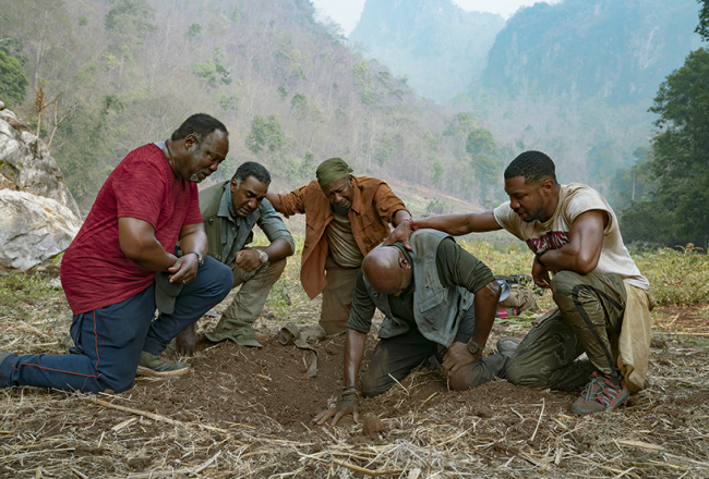 Filmas ainā kādreizējie karavīri atgriezušies bijušo kauju vietās. No kreisās: Isaija Vitloks, Norms Luiss, Klārks Pīterss, Delrojs Lindo un Džonatans Meidžors.
Publicitātes foto