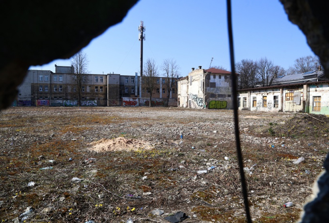 Laukums pie Kalnciema ielas un Melnsilas ielas krustojuma, kur paredzēts būvēt tirdzniecības centru "Lidl". Foto: Paula Čurkste, LETA