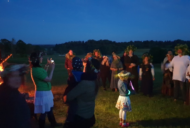 Jānu nakts noskaņa Piebalgas Līgokalnā jau uz rītausmas pusi. Foto no Agneses Cimdiņas personīgā arhīva