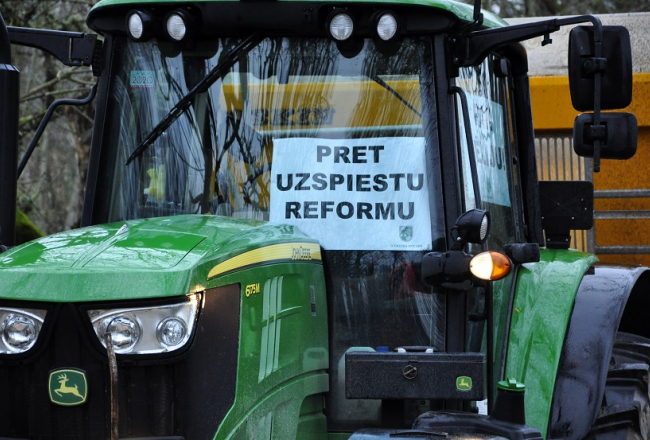 Lauksaimnieki ar smago tehniku šogad martā pulcējas, lai dotos protesta braucienā pret administratīvi teritoriālo reformu. Foto: Ivars Soikāns, LETA