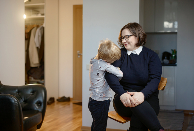 Ieva Alberte ar dēlu Paulu pārcēlusies no Latvijas uz Vāciju, kur viņam tiek nodrošināta labāka speciālā izglītība un aprūpe.
Foto — Reinis Hofmanis