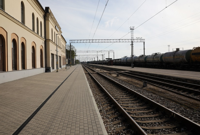 Dzelzceļa stacijas "Jelgava" ēka un sliedes. Foto: Evija Trifanova, LETA