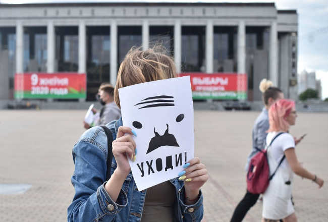 Opozīcijas atbalstītāja tur lapu, uz kuras stilizēti attēlots Baltkrievijas pašreizējais prezidents Aleksandrs Lukašenko un uzraksts "Ej prom!" Foto: AFP/Scanpix