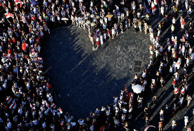 Atbalsta mītiņš Baltkrievijas opozīcijai Prāgā 16. augustā.
Foto — Reuters/Scanpix