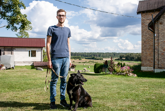 Baldonietis Augusts Gerdts 17. gadsimta monētas atrada, pastaigājoties vecāku īpašumā ar četrkājaino draugu Frodo un metāla detektoru.
Foto — Ieva Salmane