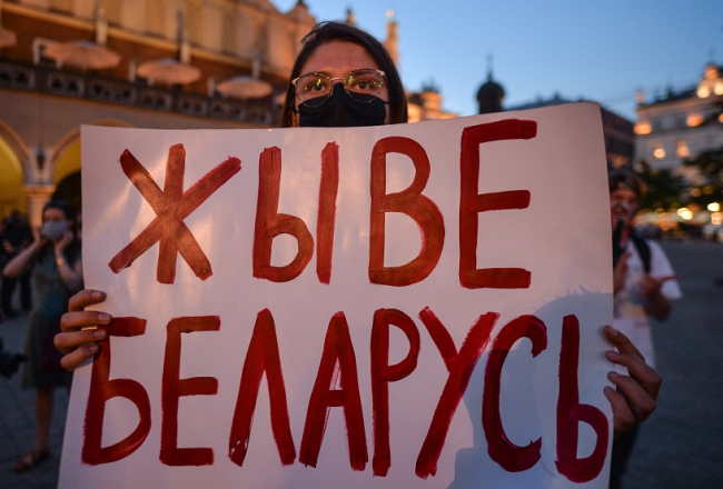 Lai dzīvo Baltkrievija - baltkrievu protestētāja pret Aleksandra Lukašenko režīmu Polijas pilsētā Krakovā, kur notika solidaritātes demonstrācija ar baltkrievu tautu. Foto: Scanpix/Cezary Kowalski/SOPA