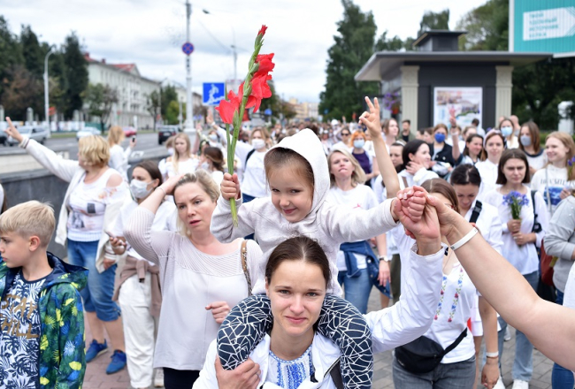 Baltā ģerbtas aptuveni 200 sievietes trešdien Minskā izgāja protesta demonstrācijā pret policijas vardarbību un brutalitāti. Foto: AFP/Scanpix