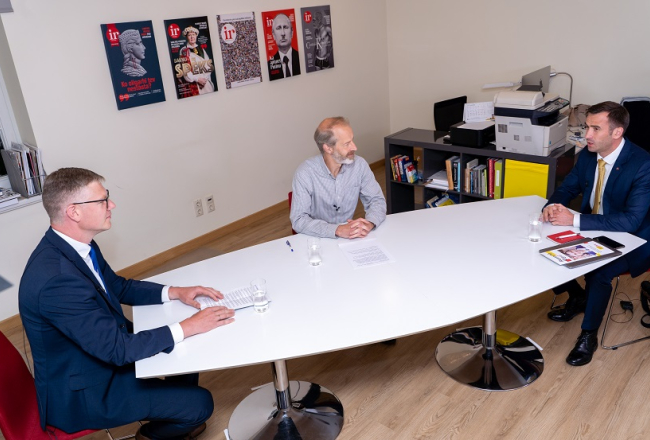 Priekšvēlēšanu diskusija IR redakcijā - no kreisās Vilnis Ķirsis, Pauls Raudseps un Mārtiņš Staķis. Foto: Lauris Aizupietis