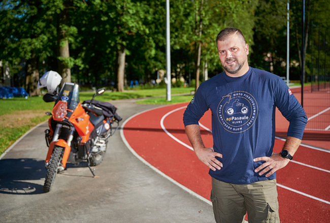 Kaspara sirdslieta un ikdienas pārvietošanās līdzeklis ir motocikls. Taču ar to saistīti arī daži aizspriedumi, ko viņš grib kliedēt: «Ne visi motociklisti izbraukā dabas liegumus. Tikai daži. Pārējie ir forši, cienījami cilvēki!»
Foto — Edmunds Brencis