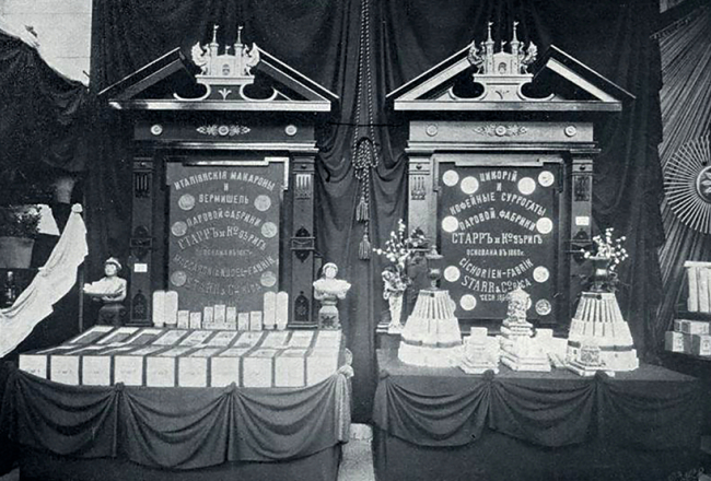 Starr & Co makaronu un cigoriņu kafijas stends 1901. gada Rīgas 700 gadu jubilejas izstādē.
Foto no 19./20. gs. mijas periodikas