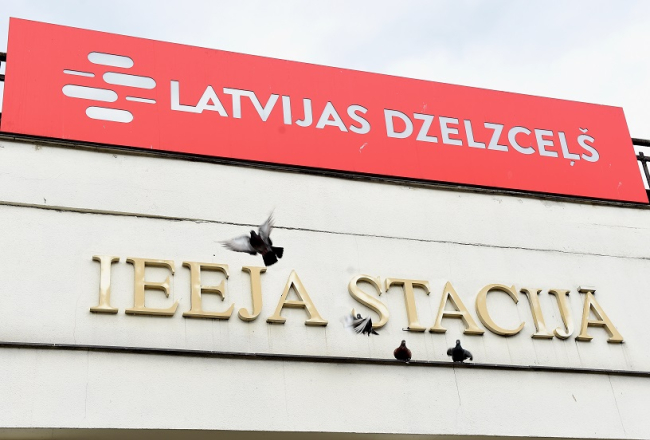 "Latvijas dzelzceļš" izkārtne pie ieejas stacijā. Foto: Zane Bitere, LETA