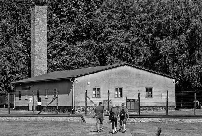Nacistiskās Vācijas izveidotās Štuthofas koncentrācijas nometnes krematorija. Bijušo nāves nometņu vietas mūsdienās kļuvušas par tūrisma galamērķiem.
2020. gada vasara.
Foto — LETA/AFP