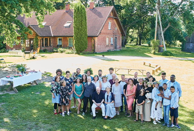 Ozoliņu dzimta 2019. gada vasarā Džindžās. Centrā — ģimenes ģerboņa turētāji Valdis un Laima Ozoliņi.
Foto — Santa Savisko-Jēkabsone