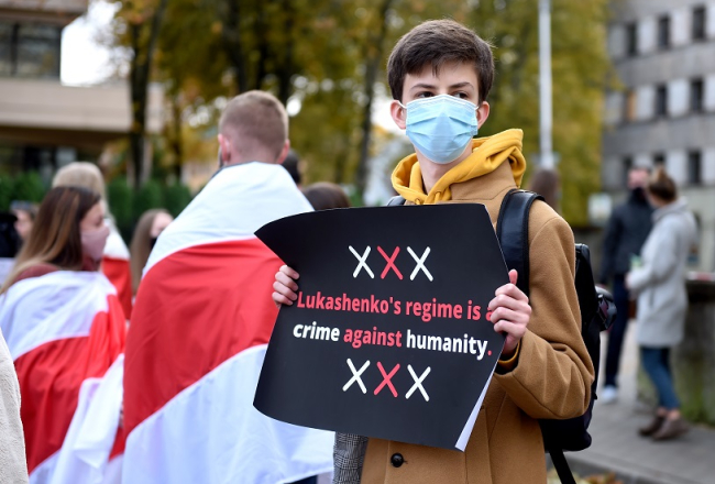 Cilvēki baltkrievu protestētāju atbalsta akcijā Rīgā pie Baltkrievijas vēstniecības. Foto: Zane Bitere, LETA
