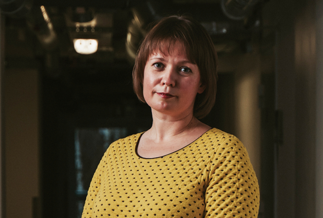 «Atceros, ka vecāki runāja par avāriju un bija satraukušies, ka manu tēti varētu piespiest braukt uz Černobiļu,» atceras Jeļena. «Bet kaut kā sagadījās, ka nepaņēma.»
Foto — Lauris Aizupietis
