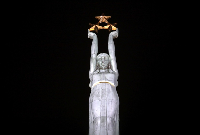 Izgaismotais Brīvības piemineklis Lāčplēša dienā. Foto: Ieva Leiniša, LETA