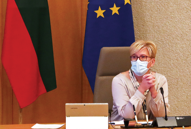 Jaunā Lietuvas premjerministre Ingrīda Šimonīte 13. decembrī vada valdības sēdi, kurā tika pieņemti stingri ierobežojumi pandēmijas savaldīšanai.
Foto — Scanpix