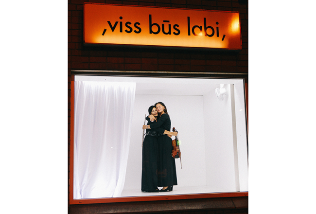 Monikas Pormales instalācija Viss būs labi Valmieras Vasaras teātra festivālā bija atgādinājums un cerība — šis laiks nav mūžīgs.
Publicitātes foto