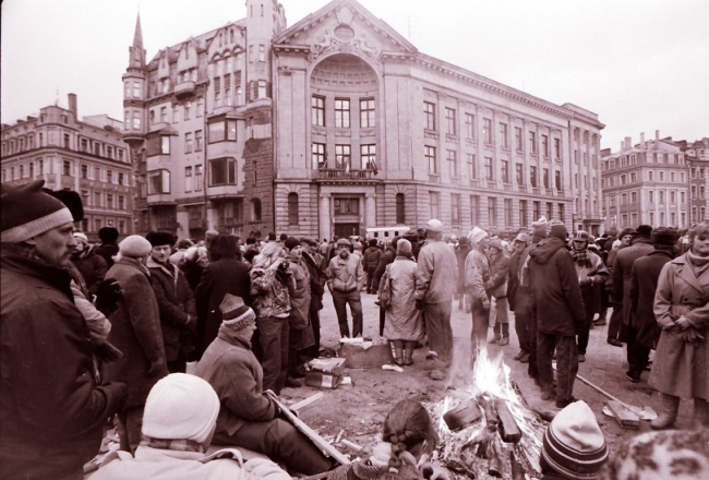 1991. gada barikādes Doma laukumā Rīgā. Foto: Ilgvars Gradovskis