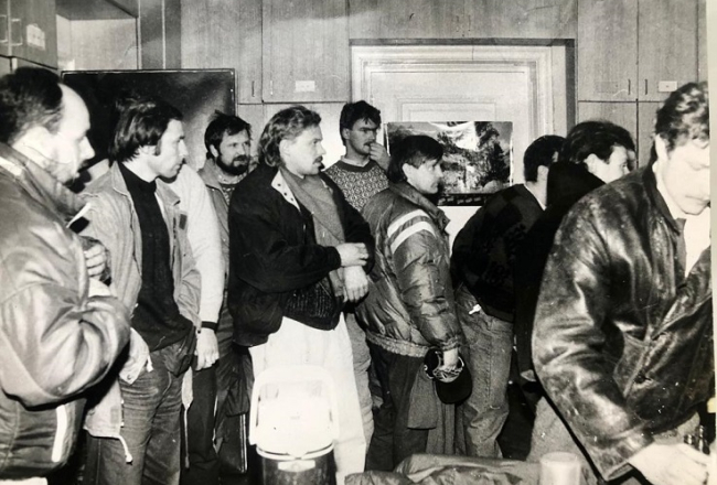 Bobslejisti 1991.gada janvāra barikāžu laikā sargāja Ministru Padomi. Attēla centrā - Zintis Ekmanis. Publicitātes foto
