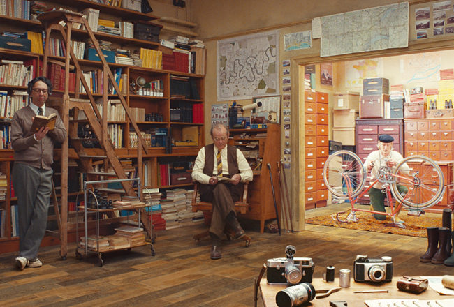 Kadrs no Vesa Andersona režisētās filmas Francijas Vēstnesis, pielikums avīzei «Liberty, Kansas Evening Sun»