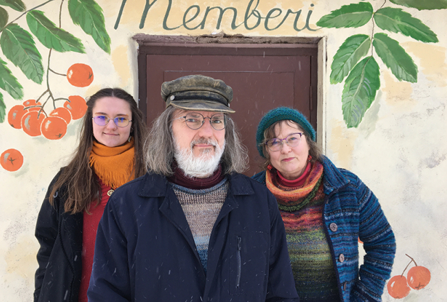 «Kā ir diviem māksliniekiem dzīvot kopā? Tas ir grūti, bet pietiekami saistoši, lai to turpinātu,» smejas Ērika Māldere un Aigars Lenkevičs. Meita Emīlija ir muzikāli apdāvināta, tomēr arī izvēlējās apgūt tēlniecību jeb formu dizainu.
Foto — Ieva Puķe