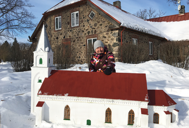 Gide Santa Paegle sākusi veidot Briseles Mini-Europe līdzīgu ēku miniatūru parku, tur ambiciozi plāno novietot visas Latvijas muižas un pilis. «Lauku muižiņas uztaisīt nav grūti, divās nedēļās — vienu muižu. Alūksnes Jaunā pils gan tapa no maija līdz Ziemassvētkiem. Covid-19 laika objekts. Tūrismā šis laiks nav spožs, varēju sēdēt un lipināt.»
Foto — Ieva Puķe