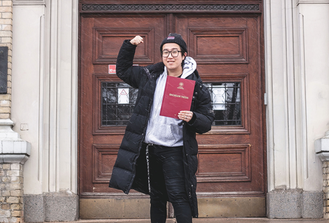 Attālinātās studijas korejietim Hvīdžē Ims problēmas nesagādāja, darbs gan pandēmijas laikā ir apstājies, un jāpaļaujas uz ietaupījumiem. Taču līdzīga situācija būtu arī tad, ja viņš dzīvotu Dienvidkorejā.
Foto — Jānis Leščinskis