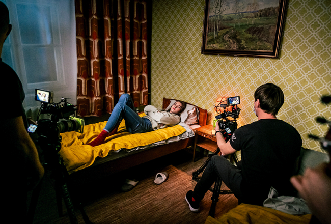 Martas lomas atveidotāja Elīza Mickus miniseriāla Paliec negatīvs uzņemšanas laikā.
Foto — Lauris Vīksne