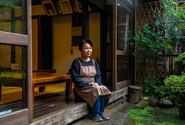 Vairāk nekā 1000 gadus vecās Kioto ātro uzkodu ēstuves Ichiwa saimniece Naomo Hasegava.
Foto — The New York Times
