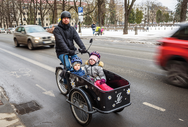Jānis Ozols uz darbu dodas ar velosipēdu, pa ceļam izvadājot bērnus uz skolu un bērnudārzu.
Foto — Gints Ivuškāns