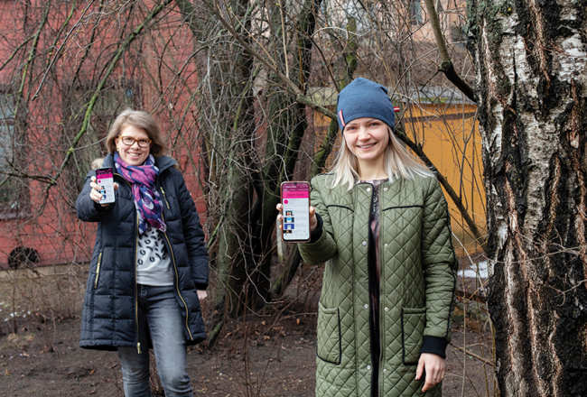 «Katram skolotājam jāatrod rīks, kas viņam ir visefektīvākais. Tajā brīdī, kad to izdari, spēj sabalansēt darbu, privāto dzīvi un septiņas stundas miega,» uzskata Sanda. Un Andra piebilst — ātrums! Tā ir digitālo rīku priekšrocība, kas ļauj aiztaupīt garās stundas, darbus labojot.
Foto — Kristīne Madjare