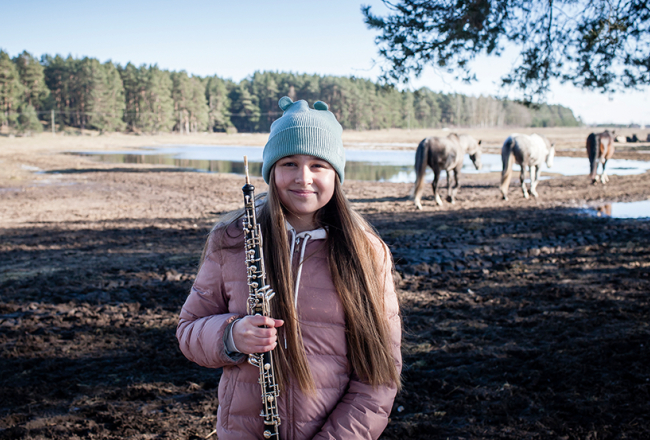 «Sapņoju spēlēt tā, lai varētu nopelnīt pietiekami daudz naudas savam hobijam — jāšanai ar zirgiem,» saka jaunā obojiste. Viņa veiksmīgi startē ne tikai mūzikas konkursos, bet arī zirgu vadības maršrutu sacensībās.
Foto — Ieva Salmane