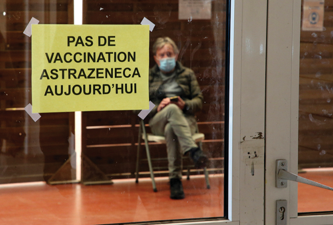 Vairākas Eiropas valstis, ieskaitot Latviju, uz laiku apturējušas AstraZeneca vakcīnu lietošanu pēc asins trombozes gadījumiem. Taču Pasaules Veselības organizācija uzskata, ka nav nekādu pierādījumu par trombozes gadījumu saistību ar vakcināciju. Eiropas Zāļu aģentūra savu lēmumu paziņos ceturtdien. Pats uzņēmums AstraZeneca skaidro, ka ar viņu vakcīnu līdz šim sapotēti vairāk nekā 17 miljoni cilvēku un asins recēšanas problēmas konstatētas 37 gadījumos, kas ir retāk, nekā tas notiek ikdienā. Attēlā: paziņojums «Šodien vakcinācija ar AstraZeneca nenotiek» pie kāda vakcinācijas centra Francijas dienvidos.
Foto — Scanpix
