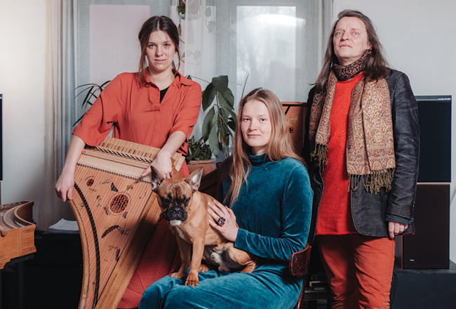 Zane ar viduslaiku klavesīnu jeb klavicimbalu, Ieva ar suni Sauli klēpī un Kaspars.
Foto — Lauris Aizupietis