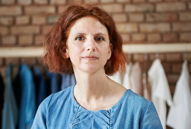 Lietoti apģērbi pārtop jaunos — tā strādā upcycling dizainere Aiva Zīle.
Foto — Edmunds Brencis, no Ir arhīva